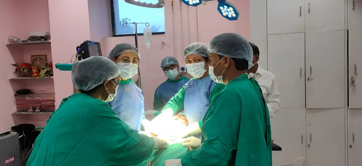 Dr. Mamta Singh and team in Gynecology Surgery